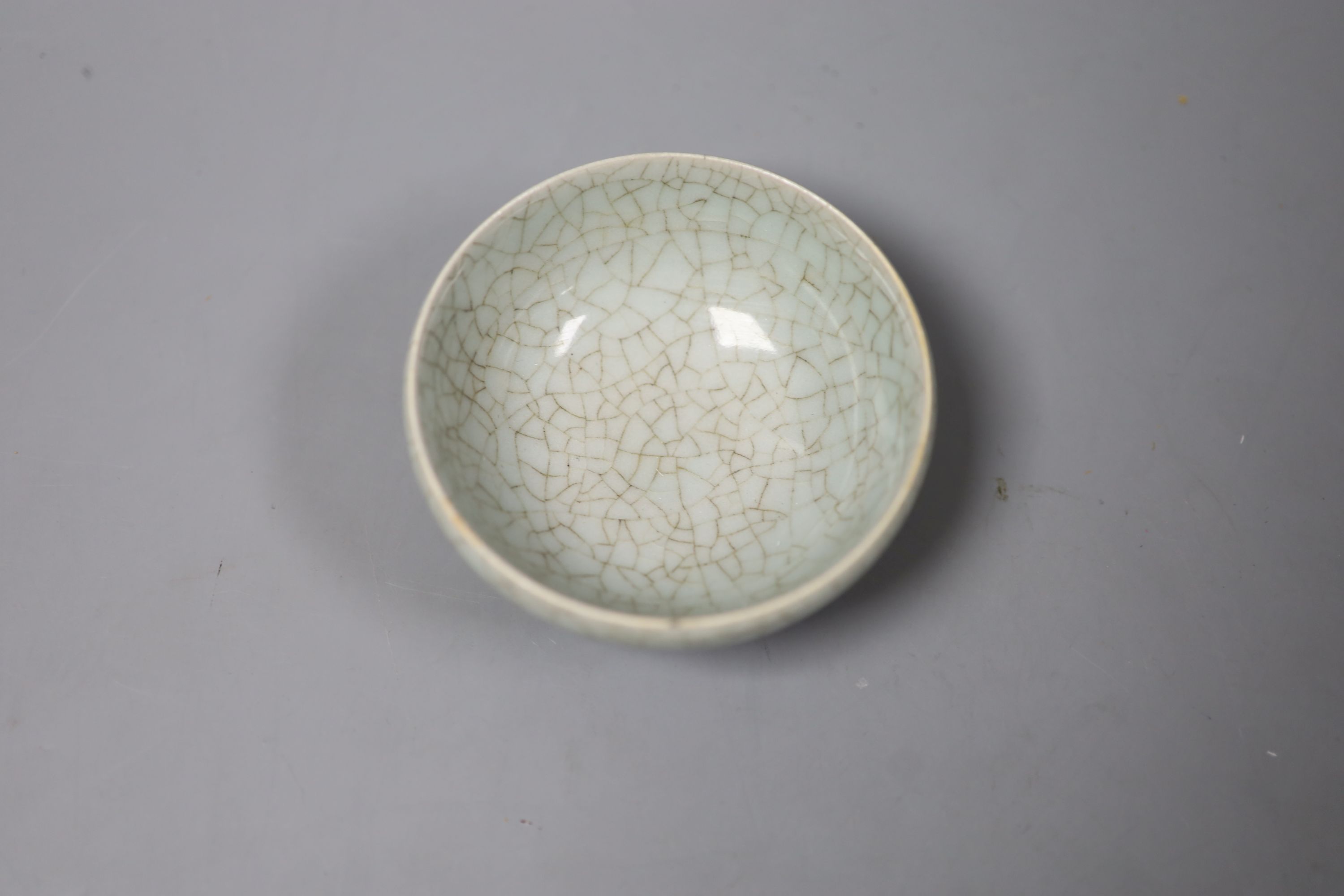 A Chinese crackle glaze bowl 9.5cm diam